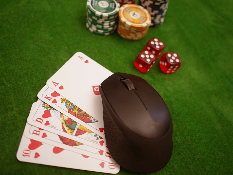 computer-mouse-on-playing-cards